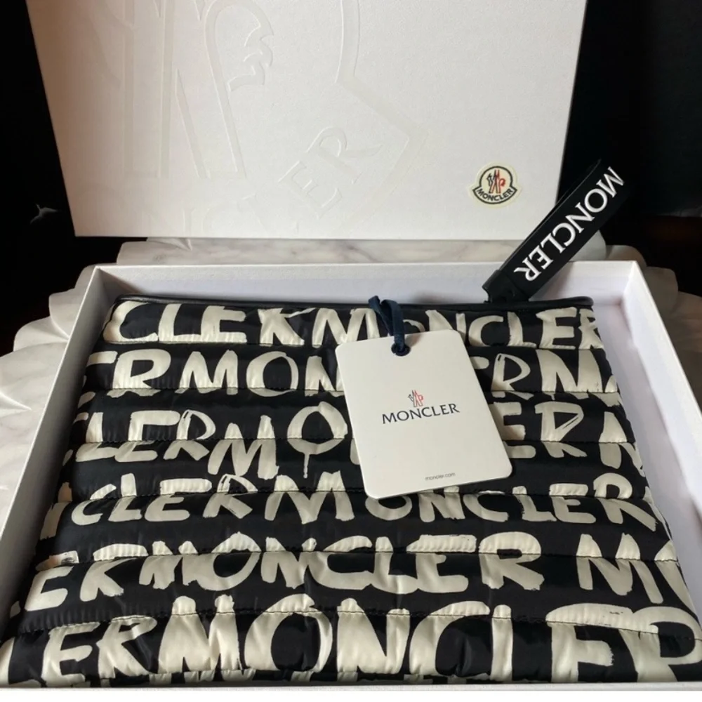 Moncler clutch bag ⛷️ - Picture 2 of 4